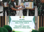 DANREM 031/WIRA BIMA SERAHKAN BINGKISAN IDUL FITRI 1446 H KEPADA PRAJURIT DAN PNS KOREM 031/WIRA BIMA