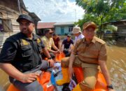 Menggunakan Perahu Karet, Wakil Wali Kota Pekanbaru H. Markarius Anwar Kembali Tinjau Lokasi Banjir Di Jalan Pemudi