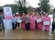 Polsek Siak Hulu dan Bhayangkari Peduli, Salurkan Bantuan Sembako untuk Warga Terdampak Banjir di Desa Buluh Cina