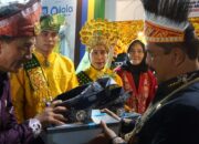 Menteri IMIPAS dan Menteri UMKM memakai Tanjak Melayu Riau buatan wbp Lapas Perempuan Pekanbaru di IPPA Fest 2025