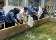 DUKUNG KETAHANAN PANGAN, BERSAMA KAKANWIL PK AHLI UTAMA TEBAR BIBIT IKAN LELE DI LAPAS PEREMPUAN PEKANBARU