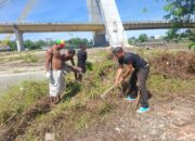 Ketua Pemuda Baron Mendukung Penuh Program Walikota Agung Nugroho, Warga Yang Dikomandoi Baron Antusias Melaksanakan Gotong Royong Bersihkan Lokasi Pusat Kuliner Siak IV