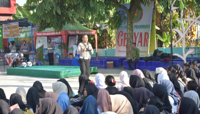 SATLANTAS POLRESTA PEKANBARU GELAR SOSIALISASI OPERASI PATUH LANCANG KUNING 2025 KEPADA SISWA-SISWI SMK AKBAR PEKANBARU