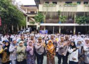 Ditlantas Polda Riau Gelar Police Go To School di SMK PGRI Pekanbaru, Tanam Pohon dan Bagikan Helm kepada Pelajar