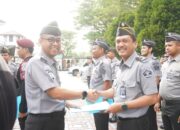Rutan Pekanbaru Apresiasi 7 Petugas Berprestasi, Gagalkan Narkoba hingga Dukung Ketahanan Pangan     Pekanbaru — Rumah Tahanan Negara (Rutan) Kelas I Pekanbaru memberikan penghargaan kepada tujuh orang petugas yang dinilai menunjukkan kinerja luar biasa dan dedikasi tinggi dalam pelaksanaan tugas. Penghargaan ini diserahkan secara langsung oleh Plt. Kepala Rutan Pekanbaru yang hal ini diwakilkan oleh Kasi Pengelolaan dan Kasi Pelayanan Tahanan sebagai bentuk apresiasi atas semangat dan kontribusi nyata para pegawai dalam mendukung program pembinaan dan pengamanan, Senin (04/08/2025).  Lima dari tujuh petugas menerima penghargaan atas keberhasilan mereka dalam menggagalkan upaya penyelundupan narkoba ke dalam Rutan. Keberhasilan ini menunjukkan ketangguhan serta kewaspadaan petugas dalam menjaga lingkungan Rutan tetap bersih dan aman dari peredaran barang terlarang.  Sementara itu, dua petugas lainnya dianugerahi penghargaan karena kontribusi aktif mereka dalam pengembangan program ketahanan pangan. Inovasi dan kerja keras mereka dalam membina warga binaan melalui kegiatan pertanian dan perikanan menjadi bagian penting dalam mendukung program pembinaan kemandirian yang dicanangkan oleh Rutan Pekanbaru