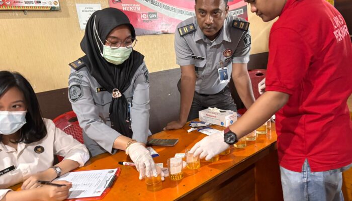 Konsisten Perangi Narkoba, Lapas Pekanbaru Lakukan Tes Urin Berkala Kepada Petugas dan Warga Binaan