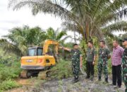 Danrem 031/Wira Bima pantau lansung kegiatan penumbangan sawit +-400 an Ha di kawasan TNTN yang telah diserahkan untuk di hijaukan kembali (Reforestasi)”