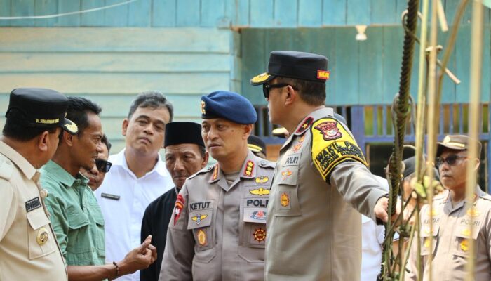 Dansat Brimob Dampingi Wakapolda Riau Tinjau Pembangunan Jembatan Merah Putih Presisi di Kuansing