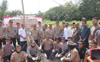 Dampingi Wakapolda Riau, Dansat Brimob Tinjau Progres pembangunan Jembatan Beton Presisi di Pelalawan