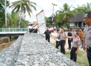 Dansat Brimob Dampingi Kapolda Riau Tinjau Jembatan Gobah Menjelang Diresmikan Oleh Kapolri