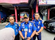 Kadis Damkar dan Penyelamatan Pekanbaru Zarman Candra didampingi Kabid Ops Ibastanta saat memberikan keterangan pers