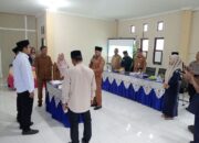 Camat Siak Kecil Menyaksikan Pj Kades Lubuk Muda Lantik Sekdes Dan Kasipem