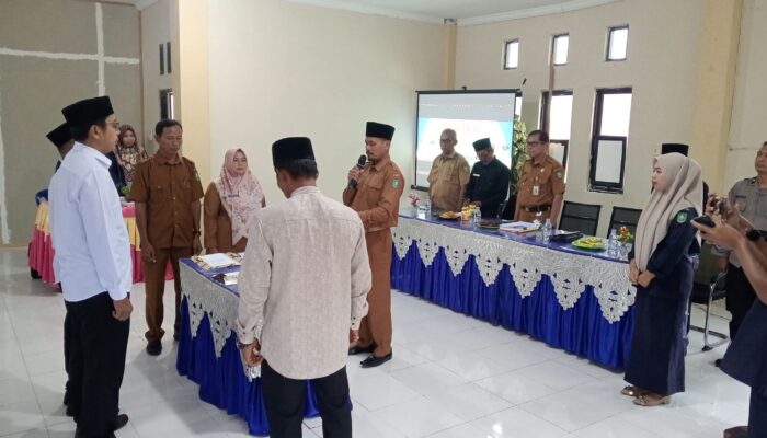 Camat Siak Kecil Menyaksikan Pj Kades Lubuk Muda Lantik Sekdes Dan Kasipem