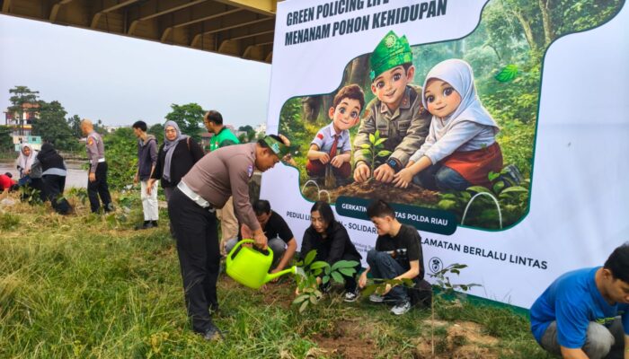 Kolaborasi Inspiratif! Ditlantas Polda Riau Bersama Gerkatin Tanam Pohon di Tepian Sungai Siak