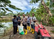 Kapolsek KSKP Dumai bersama personil Menyerahkan bantuan pupuk kepada kelompok tani jagung kelurahan pangkalan sesai Dalam tajuk polisi cinta petani