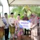 Bupati Kasmarni Serahkan Bantuan Korban Puting Beliung di Desa Api-Api, Tegaskan Pemerintah Hadir Di Tengah Masyarakat
