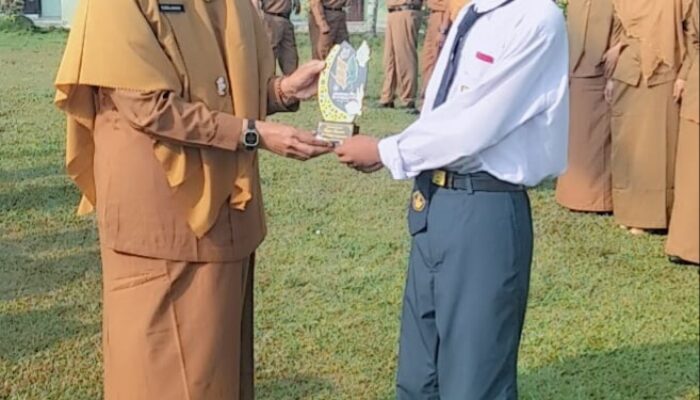 Kepsek SMPN 4 Siak Kecil Dan Refan Saputra Kembali Kesekolah Setelah Mengikuti Rangkaian Jambore Nasional dan BUPERTA