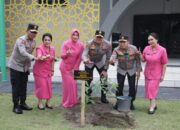 Sertijab di Polda Riau Ditutup Tanam Pohon Pulai dan Tradisi Pedang Pora