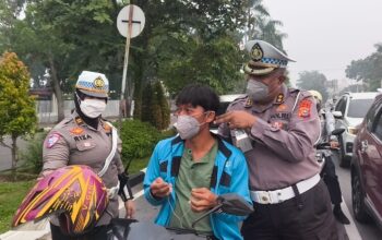 Ditlantas Polda Riau Bagikan 1.000 Masker, Peduli Kesehatan dan Keselamatan Masyarakat di Tengah Kondisi Asap